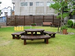 木製のテーブルとベンチ