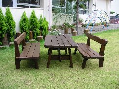 木製のテーブルとベンチ