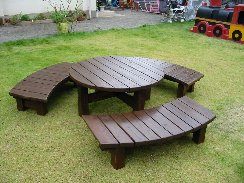 木製のテーブルとベンチ