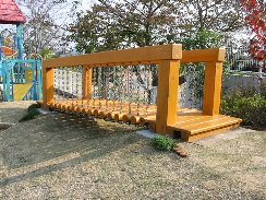 公園の木製遊具
