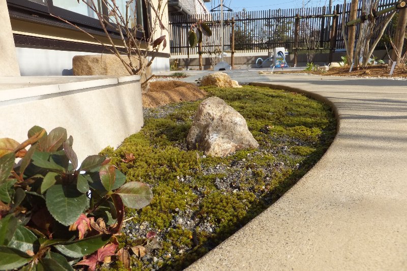 小さなロックガーデンと苔の小庭
