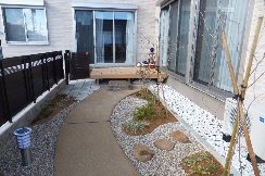 三和土（たたき）の小庭