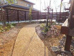 木漏れ日のテラスの庭